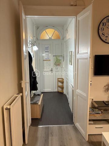 Découvrez cet appartement de 48 m² idéalement situé au premier étage d'une résidence datant de 1940. Profitez d'un cadre de vie dynamique à deux pas des commodités urbaines, et du jardin des Vignaux.

Ce bien vous plaira à coup sûr grâce à ses espaces , avec une entrée desservant une cuisine 100% équipée, 1 salle d'eau avec douche et wc, un beau salon salle à manger très lumineux avec de grand placards de rangements, 1 espace bureau, et une 1 grande chambre avec dressing.
Pour compléter ce bien vous aurez 4 boxes de rangement très pratique.
Cet appartement vous offre un intérieur lumineux et bien agencé.
La copropriété de seulement 7 lots assure une ambiance conviviale. Charges annuelles raisonnables de 743 €.

Les points forts :
- double vitrage en PVC
- volets roulants  PVC + volets bois = double volets pour plus de confort
- entretien chaudière effectué ok
- cuisine 100% équipée
- appartement refait avec goût
- de belle hauteur sous plafonds avec moulures
- parking gratuit au bas de la résidence

Idéal pour un premier investissement ou un pied-à-terre.