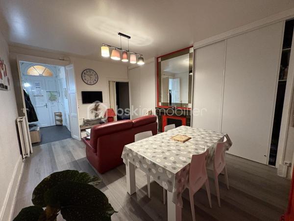 Découvrez cet appartement de 48 m² idéalement situé au premier étage d'une résidence datant de 1940. Profitez d'un cadre de vie dynamique à deux pas des commodités urbaines, et du jardin des Vignaux.

Ce bien vous plaira à coup sûr grâce à ses espaces , avec une entrée desservant une cuisine 100% équipée, 1 salle d'eau avec douche et wc, un beau salon salle à manger très lumineux avec de grand placards de rangements, 1 espace bureau, et une 1 grande chambre avec dressing.
Pour compléter ce bien vous aurez 4 boxes de rangement très pratique.
Cet appartement vous offre un intérieur lumineux et bien agencé.
La copropriété de seulement 7 lots assure une ambiance conviviale. Charges annuelles raisonnables de 743 €.

Les points forts :
- double vitrage en PVC
- volets roulants  PVC + volets bois = double volets pour plus de confort
- entretien chaudière effectué ok
- cuisine 100% équipée
- appartement refait avec goût
- de belle hauteur sous plafonds avec moulures
- parking gratuit au bas de la résidence

Idéal pour un premier investissement ou un pied-à-terre.