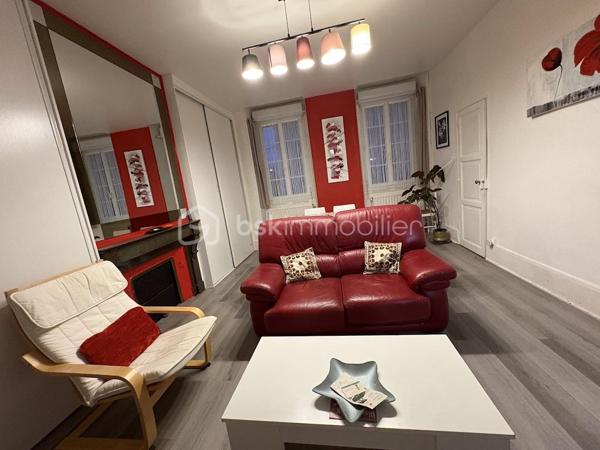 Découvrez cet appartement de 48 m² idéalement situé au premier étage d'une résidence datant de 1940. Profitez d'un cadre de vie dynamique à deux pas des commodités urbaines, et du jardin des Vignaux.

Ce bien vous plaira à coup sûr grâce à ses espaces , avec une entrée desservant une cuisine 100% équipée, 1 salle d'eau avec douche et wc, un beau salon salle à manger très lumineux avec de grand placards de rangements, 1 espace bureau, et une 1 grande chambre avec dressing.
Pour compléter ce bien vous aurez 4 boxes de rangement très pratique.
Cet appartement vous offre un intérieur lumineux et bien agencé.
La copropriété de seulement 7 lots assure une ambiance conviviale. Charges annuelles raisonnables de 743 €.

Les points forts :
- double vitrage en PVC
- volets roulants  PVC + volets bois = double volets pour plus de confort
- entretien chaudière effectué ok
- cuisine 100% équipée
- appartement refait avec goût
- de belle hauteur sous plafonds avec moulures
- parking gratuit au bas de la résidence

Idéal pour un premier investissement ou un pied-à-terre.