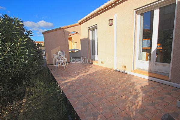 EXCLUSIVITÉ : CHARMANTE VILLA 4 FACES - 400M PLAGE - VIE DE PLAIN-PIED POSSIBLE
Découvrez cette magnifique villa 4 faces implantée sur une parcelle de 282 m², offrant un cadre de vie idéal à seulement 400 mètres de la plage ! 
Proche de toutes les commodités, ce bien combine confort et emplacement privilégié.
Caractéristiques Principales
• Surface habitable : 79 m².
• Parcelle : 282 m².
• Stationnement : Emplacement privatif sur la parcelle.
Agencement et Confort
La villa est conçue pour la fonctionnalité et la flexibilité, permettant une vie de plain-pied :
Au Rez-de-Chaussée :
• Lumineux séjour-salon avec cuisine ouverte, favorisant la convivialité.
• Buanderie pratique.
• Deux chambres confortables, chacune équipée d'espaces de rangement.
• Salle d'eau et WC séparé.
À l'Étage :
• Une troisième chambre.
• Un bureau (parfait pour le télétravail ou un espace loisir) 6m².
• Salle de bain et WC séparé.
Espaces Extérieurs
Profitez de l'extérieur avec deux belles terrasses :
• Une terrasse orientée SUD, idéale pour les bains de soleil.
• Une seconde terrasse orientée EST, ombragée, parfaite pour les repas d'été.
Localisation idéale pour une résidence principale, secondaire ou un investissement locatif.
Contactez-moi rapidement pour organiser une visite !
Votre êtes curieux de connaître la valeur de votre bien ? Suivez le lien -> https://tinyurl.com/RoussetV 
📞 Contactez-moi : Valérie ROUSSET (EI) 06.95.28.55.31 – Agent commercial BSK Immobilier Immatriculée au RSAC de PERPIGNAN sous le n° 83849520800012.
Prix du bien : 285 000,00 €
Les honoraires d'agence sont à la charge du vendeur.

A propos des performances énergétiques :
Date de réalisation du diagnostic énergétique : 14/01/2026
Score DPE : 141 kWhEP/m²/an
Score GES : 5 kgepCO2/m²/an
Montant estimé des dépenses annuelles d'énergie pour un usage standard : entre 1070.00 € et 1500.00 € par an. Prix moyens des énergies indexés sur l'année 2021 (abonnements compris).

Les informations sur les risques auxquels ce bien est exposé sont disponibles sur le site Géorisques : www.georisques.gouv.fr