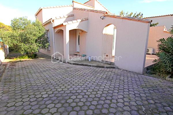 EXCLUSIVITÉ : CHARMANTE VILLA 4 FACES - 400M PLAGE - VIE DE PLAIN-PIED POSSIBLE
Découvrez cette magnifique villa 4 faces implantée sur une parcelle de 282 m², offrant un cadre de vie idéal à seulement 400 mètres de la plage ! 
Proche de toutes les commodités, ce bien combine confort et emplacement privilégié.
Caractéristiques Principales
• Surface habitable : 79 m².
• Parcelle : 282 m².
• Stationnement : Emplacement privatif sur la parcelle.
Agencement et Confort
La villa est conçue pour la fonctionnalité et la flexibilité, permettant une vie de plain-pied :
Au Rez-de-Chaussée :
• Lumineux séjour-salon avec cuisine ouverte, favorisant la convivialité.
• Buanderie pratique.
• Deux chambres confortables, chacune équipée d'espaces de rangement.
• Salle d'eau et WC séparé.
À l'Étage :
• Une troisième chambre.
• Un bureau (parfait pour le télétravail ou un espace loisir) 6m².
• Salle de bain et WC séparé.
Espaces Extérieurs
Profitez de l'extérieur avec deux belles terrasses :
• Une terrasse orientée SUD, idéale pour les bains de soleil.
• Une seconde terrasse orientée EST, ombragée, parfaite pour les repas d'été.
Localisation idéale pour une résidence principale, secondaire ou un investissement locatif.
Contactez-moi rapidement pour organiser une visite !
Votre êtes curieux de connaître la valeur de votre bien ? Suivez le lien -> https://tinyurl.com/RoussetV 
📞 Contactez-moi : Valérie ROUSSET (EI) 06.95.28.55.31 – Agent commercial BSK Immobilier Immatriculée au RSAC de PERPIGNAN sous le n° 83849520800012.
Prix du bien : 285 000,00 €
Les honoraires d'agence sont à la charge du vendeur.

A propos des performances énergétiques :
Date de réalisation du diagnostic énergétique : 14/01/2026
Score DPE : 141 kWhEP/m²/an
Score GES : 5 kgepCO2/m²/an
Montant estimé des dépenses annuelles d'énergie pour un usage standard : entre 1070.00 € et 1500.00 € par an. Prix moyens des énergies indexés sur l'année 2021 (abonnements compris).

Les informations sur les risques auxquels ce bien est exposé sont disponibles sur le site Géorisques : www.georisques.gouv.fr