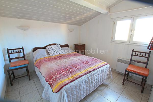 EXCLUSIVITÉ : CHARMANTE VILLA 4 FACES - 400M PLAGE - VIE DE PLAIN-PIED POSSIBLE
Découvrez cette magnifique villa 4 faces implantée sur une parcelle de 282 m², offrant un cadre de vie idéal à seulement 400 mètres de la plage ! 
Proche de toutes les commodités, ce bien combine confort et emplacement privilégié.
Caractéristiques Principales
• Surface habitable : 79 m².
• Parcelle : 282 m².
• Stationnement : Emplacement privatif sur la parcelle.
Agencement et Confort
La villa est conçue pour la fonctionnalité et la flexibilité, permettant une vie de plain-pied :
Au Rez-de-Chaussée :
• Lumineux séjour-salon avec cuisine ouverte, favorisant la convivialité.
• Buanderie pratique.
• Deux chambres confortables, chacune équipée d'espaces de rangement.
• Salle d'eau et WC séparé.
À l'Étage :
• Une troisième chambre.
• Un bureau (parfait pour le télétravail ou un espace loisir) 6m².
• Salle de bain et WC séparé.
Espaces Extérieurs
Profitez de l'extérieur avec deux belles terrasses :
• Une terrasse orientée SUD, idéale pour les bains de soleil.
• Une seconde terrasse orientée EST, ombragée, parfaite pour les repas d'été.
Localisation idéale pour une résidence principale, secondaire ou un investissement locatif.
Contactez-moi rapidement pour organiser une visite !
Votre êtes curieux de connaître la valeur de votre bien ? Suivez le lien -> https://tinyurl.com/RoussetV 
📞 Contactez-moi : Valérie ROUSSET (EI) 06.95.28.55.31 – Agent commercial BSK Immobilier Immatriculée au RSAC de PERPIGNAN sous le n° 83849520800012.
Prix du bien : 285 000,00 €
Les honoraires d'agence sont à la charge du vendeur.

A propos des performances énergétiques :
Date de réalisation du diagnostic énergétique : 14/01/2026
Score DPE : 141 kWhEP/m²/an
Score GES : 5 kgepCO2/m²/an
Montant estimé des dépenses annuelles d'énergie pour un usage standard : entre 1070.00 € et 1500.00 € par an. Prix moyens des énergies indexés sur l'année 2021 (abonnements compris).

Les informations sur les risques auxquels ce bien est exposé sont disponibles sur le site Géorisques : www.georisques.gouv.fr