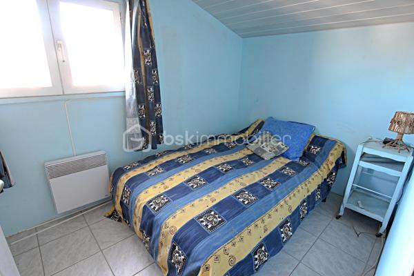 EXCLUSIVITÉ : CHARMANTE VILLA 4 FACES - 400M PLAGE - VIE DE PLAIN-PIED POSSIBLE
Découvrez cette magnifique villa 4 faces implantée sur une parcelle de 282 m², offrant un cadre de vie idéal à seulement 400 mètres de la plage ! 
Proche de toutes les commodités, ce bien combine confort et emplacement privilégié.
Caractéristiques Principales
• Surface habitable : 79 m².
• Parcelle : 282 m².
• Stationnement : Emplacement privatif sur la parcelle.
Agencement et Confort
La villa est conçue pour la fonctionnalité et la flexibilité, permettant une vie de plain-pied :
Au Rez-de-Chaussée :
• Lumineux séjour-salon avec cuisine ouverte, favorisant la convivialité.
• Buanderie pratique.
• Deux chambres confortables, chacune équipée d'espaces de rangement.
• Salle d'eau et WC séparé.
À l'Étage :
• Une troisième chambre.
• Un bureau (parfait pour le télétravail ou un espace loisir) 6m².
• Salle de bain et WC séparé.
Espaces Extérieurs
Profitez de l'extérieur avec deux belles terrasses :
• Une terrasse orientée SUD, idéale pour les bains de soleil.
• Une seconde terrasse orientée EST, ombragée, parfaite pour les repas d'été.
Localisation idéale pour une résidence principale, secondaire ou un investissement locatif.
Contactez-moi rapidement pour organiser une visite !
Votre êtes curieux de connaître la valeur de votre bien ? Suivez le lien -> https://tinyurl.com/RoussetV 
📞 Contactez-moi : Valérie ROUSSET (EI) 06.95.28.55.31 – Agent commercial BSK Immobilier Immatriculée au RSAC de PERPIGNAN sous le n° 83849520800012.
Prix du bien : 285 000,00 €
Les honoraires d'agence sont à la charge du vendeur.

A propos des performances énergétiques :
Date de réalisation du diagnostic énergétique : 14/01/2026
Score DPE : 141 kWhEP/m²/an
Score GES : 5 kgepCO2/m²/an
Montant estimé des dépenses annuelles d'énergie pour un usage standard : entre 1070.00 € et 1500.00 € par an. Prix moyens des énergies indexés sur l'année 2021 (abonnements compris).

Les informations sur les risques auxquels ce bien est exposé sont disponibles sur le site Géorisques : www.georisques.gouv.fr