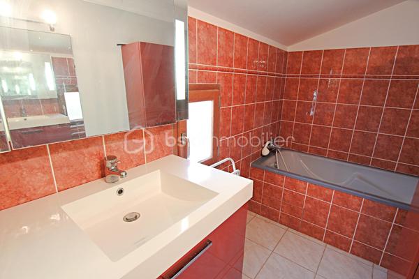 EXCLUSIVITÉ : CHARMANTE VILLA 4 FACES - 400M PLAGE - VIE DE PLAIN-PIED POSSIBLE
Découvrez cette magnifique villa 4 faces implantée sur une parcelle de 282 m², offrant un cadre de vie idéal à seulement 400 mètres de la plage ! 
Proche de toutes les commodités, ce bien combine confort et emplacement privilégié.
Caractéristiques Principales
• Surface habitable : 79 m².
• Parcelle : 282 m².
• Stationnement : Emplacement privatif sur la parcelle.
Agencement et Confort
La villa est conçue pour la fonctionnalité et la flexibilité, permettant une vie de plain-pied :
Au Rez-de-Chaussée :
• Lumineux séjour-salon avec cuisine ouverte, favorisant la convivialité.
• Buanderie pratique.
• Deux chambres confortables, chacune équipée d'espaces de rangement.
• Salle d'eau et WC séparé.
À l'Étage :
• Une troisième chambre.
• Un bureau (parfait pour le télétravail ou un espace loisir) 6m².
• Salle de bain et WC séparé.
Espaces Extérieurs
Profitez de l'extérieur avec deux belles terrasses :
• Une terrasse orientée SUD, idéale pour les bains de soleil.
• Une seconde terrasse orientée EST, ombragée, parfaite pour les repas d'été.
Localisation idéale pour une résidence principale, secondaire ou un investissement locatif.
Contactez-moi rapidement pour organiser une visite !
Votre êtes curieux de connaître la valeur de votre bien ? Suivez le lien -> https://tinyurl.com/RoussetV 
📞 Contactez-moi : Valérie ROUSSET (EI) 06.95.28.55.31 – Agent commercial BSK Immobilier Immatriculée au RSAC de PERPIGNAN sous le n° 83849520800012.
Prix du bien : 285 000,00 €
Les honoraires d'agence sont à la charge du vendeur.

A propos des performances énergétiques :
Date de réalisation du diagnostic énergétique : 14/01/2026
Score DPE : 141 kWhEP/m²/an
Score GES : 5 kgepCO2/m²/an
Montant estimé des dépenses annuelles d'énergie pour un usage standard : entre 1070.00 € et 1500.00 € par an. Prix moyens des énergies indexés sur l'année 2021 (abonnements compris).

Les informations sur les risques auxquels ce bien est exposé sont disponibles sur le site Géorisques : www.georisques.gouv.fr