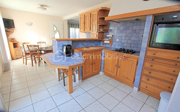 EXCLUSIVITÉ : CHARMANTE VILLA 4 FACES - 400M PLAGE - VIE DE PLAIN-PIED POSSIBLE
Découvrez cette magnifique villa 4 faces implantée sur une parcelle de 282 m², offrant un cadre de vie idéal à seulement 400 mètres de la plage ! 
Proche de toutes les commodités, ce bien combine confort et emplacement privilégié.
Caractéristiques Principales
• Surface habitable : 79 m².
• Parcelle : 282 m².
• Stationnement : Emplacement privatif sur la parcelle.
Agencement et Confort
La villa est conçue pour la fonctionnalité et la flexibilité, permettant une vie de plain-pied :
Au Rez-de-Chaussée :
• Lumineux séjour-salon avec cuisine ouverte, favorisant la convivialité.
• Buanderie pratique.
• Deux chambres confortables, chacune équipée d'espaces de rangement.
• Salle d'eau et WC séparé.
À l'Étage :
• Une troisième chambre.
• Un bureau (parfait pour le télétravail ou un espace loisir) 6m².
• Salle de bain et WC séparé.
Espaces Extérieurs
Profitez de l'extérieur avec deux belles terrasses :
• Une terrasse orientée SUD, idéale pour les bains de soleil.
• Une seconde terrasse orientée EST, ombragée, parfaite pour les repas d'été.
Localisation idéale pour une résidence principale, secondaire ou un investissement locatif.
Contactez-moi rapidement pour organiser une visite !
Votre êtes curieux de connaître la valeur de votre bien ? Suivez le lien -> https://tinyurl.com/RoussetV 
📞 Contactez-moi : Valérie ROUSSET (EI) 06.95.28.55.31 – Agent commercial BSK Immobilier Immatriculée au RSAC de PERPIGNAN sous le n° 83849520800012.
Prix du bien : 285 000,00 €
Les honoraires d'agence sont à la charge du vendeur.

A propos des performances énergétiques :
Date de réalisation du diagnostic énergétique : 14/01/2026
Score DPE : 141 kWhEP/m²/an
Score GES : 5 kgepCO2/m²/an
Montant estimé des dépenses annuelles d'énergie pour un usage standard : entre 1070.00 € et 1500.00 € par an. Prix moyens des énergies indexés sur l'année 2021 (abonnements compris).

Les informations sur les risques auxquels ce bien est exposé sont disponibles sur le site Géorisques : www.georisques.gouv.fr