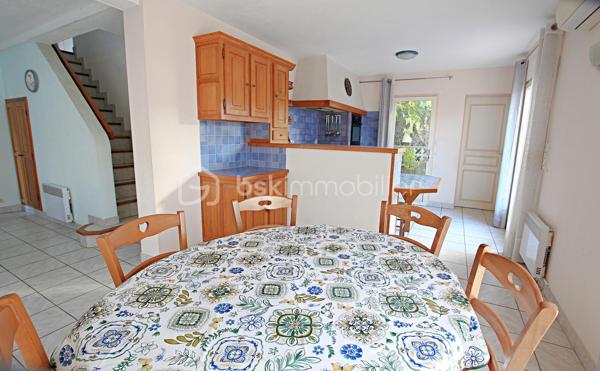 EXCLUSIVITÉ : CHARMANTE VILLA 4 FACES - 400M PLAGE - VIE DE PLAIN-PIED POSSIBLE
Découvrez cette magnifique villa 4 faces implantée sur une parcelle de 282 m², offrant un cadre de vie idéal à seulement 400 mètres de la plage ! 
Proche de toutes les commodités, ce bien combine confort et emplacement privilégié.
Caractéristiques Principales
• Surface habitable : 79 m².
• Parcelle : 282 m².
• Stationnement : Emplacement privatif sur la parcelle.
Agencement et Confort
La villa est conçue pour la fonctionnalité et la flexibilité, permettant une vie de plain-pied :
Au Rez-de-Chaussée :
• Lumineux séjour-salon avec cuisine ouverte, favorisant la convivialité.
• Buanderie pratique.
• Deux chambres confortables, chacune équipée d'espaces de rangement.
• Salle d'eau et WC séparé.
À l'Étage :
• Une troisième chambre.
• Un bureau (parfait pour le télétravail ou un espace loisir) 6m².
• Salle de bain et WC séparé.
Espaces Extérieurs
Profitez de l'extérieur avec deux belles terrasses :
• Une terrasse orientée SUD, idéale pour les bains de soleil.
• Une seconde terrasse orientée EST, ombragée, parfaite pour les repas d'été.
Localisation idéale pour une résidence principale, secondaire ou un investissement locatif.
Contactez-moi rapidement pour organiser une visite !
Votre êtes curieux de connaître la valeur de votre bien ? Suivez le lien -> https://tinyurl.com/RoussetV 
📞 Contactez-moi : Valérie ROUSSET (EI) 06.95.28.55.31 – Agent commercial BSK Immobilier Immatriculée au RSAC de PERPIGNAN sous le n° 83849520800012.
Prix du bien : 285 000,00 €
Les honoraires d'agence sont à la charge du vendeur.

A propos des performances énergétiques :
Date de réalisation du diagnostic énergétique : 14/01/2026
Score DPE : 141 kWhEP/m²/an
Score GES : 5 kgepCO2/m²/an
Montant estimé des dépenses annuelles d'énergie pour un usage standard : entre 1070.00 € et 1500.00 € par an. Prix moyens des énergies indexés sur l'année 2021 (abonnements compris).

Les informations sur les risques auxquels ce bien est exposé sont disponibles sur le site Géorisques : www.georisques.gouv.fr