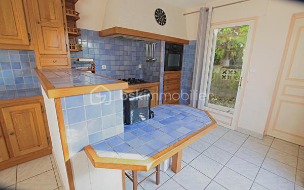 EXCLUSIVITÉ : CHARMANTE VILLA 4 FACES - 400M PLAGE - VIE DE PLAIN-PIED POSSIBLE
Découvrez cette magnifique villa 4 faces implantée sur une parcelle de 282 m², offrant un cadre de vie idéal à seulement 400 mètres de la plage ! 
Proche de toutes les commodités, ce bien combine confort et emplacement privilégié.
Caractéristiques Principales
• Surface habitable : 79 m².
• Parcelle : 282 m².
• Stationnement : Emplacement privatif sur la parcelle.
Agencement et Confort
La villa est conçue pour la fonctionnalité et la flexibilité, permettant une vie de plain-pied :
Au Rez-de-Chaussée :
• Lumineux séjour-salon avec cuisine ouverte, favorisant la convivialité.
• Buanderie pratique.
• Deux chambres confortables, chacune équipée d'espaces de rangement.
• Salle d'eau et WC séparé.
À l'Étage :
• Une troisième chambre.
• Un bureau (parfait pour le télétravail ou un espace loisir) 6m².
• Salle de bain et WC séparé.
Espaces Extérieurs
Profitez de l'extérieur avec deux belles terrasses :
• Une terrasse orientée SUD, idéale pour les bains de soleil.
• Une seconde terrasse orientée EST, ombragée, parfaite pour les repas d'été.
Localisation idéale pour une résidence principale, secondaire ou un investissement locatif.
Contactez-moi rapidement pour organiser une visite !
Votre êtes curieux de connaître la valeur de votre bien ? Suivez le lien -> https://tinyurl.com/RoussetV 
📞 Contactez-moi : Valérie ROUSSET (EI) 06.95.28.55.31 – Agent commercial BSK Immobilier Immatriculée au RSAC de PERPIGNAN sous le n° 83849520800012.
Prix du bien : 285 000,00 €
Les honoraires d'agence sont à la charge du vendeur.

A propos des performances énergétiques :
Date de réalisation du diagnostic énergétique : 14/01/2026
Score DPE : 141 kWhEP/m²/an
Score GES : 5 kgepCO2/m²/an
Montant estimé des dépenses annuelles d'énergie pour un usage standard : entre 1070.00 € et 1500.00 € par an. Prix moyens des énergies indexés sur l'année 2021 (abonnements compris).

Les informations sur les risques auxquels ce bien est exposé sont disponibles sur le site Géorisques : www.georisques.gouv.fr