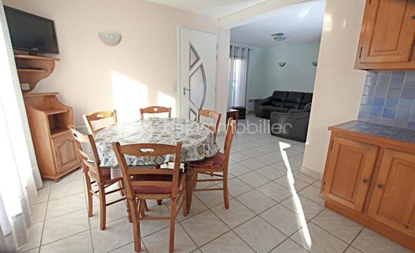 EXCLUSIVITÉ : CHARMANTE VILLA 4 FACES - 400M PLAGE - VIE DE PLAIN-PIED POSSIBLE
Découvrez cette magnifique villa 4 faces implantée sur une parcelle de 282 m², offrant un cadre de vie idéal à seulement 400 mètres de la plage ! 
Proche de toutes les commodités, ce bien combine confort et emplacement privilégié.
Caractéristiques Principales
• Surface habitable : 79 m².
• Parcelle : 282 m².
• Stationnement : Emplacement privatif sur la parcelle.
Agencement et Confort
La villa est conçue pour la fonctionnalité et la flexibilité, permettant une vie de plain-pied :
Au Rez-de-Chaussée :
• Lumineux séjour-salon avec cuisine ouverte, favorisant la convivialité.
• Buanderie pratique.
• Deux chambres confortables, chacune équipée d'espaces de rangement.
• Salle d'eau et WC séparé.
À l'Étage :
• Une troisième chambre.
• Un bureau (parfait pour le télétravail ou un espace loisir) 6m².
• Salle de bain et WC séparé.
Espaces Extérieurs
Profitez de l'extérieur avec deux belles terrasses :
• Une terrasse orientée SUD, idéale pour les bains de soleil.
• Une seconde terrasse orientée EST, ombragée, parfaite pour les repas d'été.
Localisation idéale pour une résidence principale, secondaire ou un investissement locatif.
Contactez-moi rapidement pour organiser une visite !
Votre êtes curieux de connaître la valeur de votre bien ? Suivez le lien -> https://tinyurl.com/RoussetV 
📞 Contactez-moi : Valérie ROUSSET (EI) 06.95.28.55.31 – Agent commercial BSK Immobilier Immatriculée au RSAC de PERPIGNAN sous le n° 83849520800012.
Prix du bien : 285 000,00 €
Les honoraires d'agence sont à la charge du vendeur.

A propos des performances énergétiques :
Date de réalisation du diagnostic énergétique : 14/01/2026
Score DPE : 141 kWhEP/m²/an
Score GES : 5 kgepCO2/m²/an
Montant estimé des dépenses annuelles d'énergie pour un usage standard : entre 1070.00 € et 1500.00 € par an. Prix moyens des énergies indexés sur l'année 2021 (abonnements compris).

Les informations sur les risques auxquels ce bien est exposé sont disponibles sur le site Géorisques : www.georisques.gouv.fr