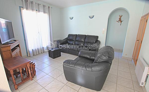 EXCLUSIVITÉ : CHARMANTE VILLA 4 FACES - 400M PLAGE - VIE DE PLAIN-PIED POSSIBLE
Découvrez cette magnifique villa 4 faces implantée sur une parcelle de 282 m², offrant un cadre de vie idéal à seulement 400 mètres de la plage ! 
Proche de toutes les commodités, ce bien combine confort et emplacement privilégié.
Caractéristiques Principales
• Surface habitable : 79 m².
• Parcelle : 282 m².
• Stationnement : Emplacement privatif sur la parcelle.
Agencement et Confort
La villa est conçue pour la fonctionnalité et la flexibilité, permettant une vie de plain-pied :
Au Rez-de-Chaussée :
• Lumineux séjour-salon avec cuisine ouverte, favorisant la convivialité.
• Buanderie pratique.
• Deux chambres confortables, chacune équipée d'espaces de rangement.
• Salle d'eau et WC séparé.
À l'Étage :
• Une troisième chambre.
• Un bureau (parfait pour le télétravail ou un espace loisir) 6m².
• Salle de bain et WC séparé.
Espaces Extérieurs
Profitez de l'extérieur avec deux belles terrasses :
• Une terrasse orientée SUD, idéale pour les bains de soleil.
• Une seconde terrasse orientée EST, ombragée, parfaite pour les repas d'été.
Localisation idéale pour une résidence principale, secondaire ou un investissement locatif.
Contactez-moi rapidement pour organiser une visite !
Votre êtes curieux de connaître la valeur de votre bien ? Suivez le lien -> https://tinyurl.com/RoussetV 
📞 Contactez-moi : Valérie ROUSSET (EI) 06.95.28.55.31 – Agent commercial BSK Immobilier Immatriculée au RSAC de PERPIGNAN sous le n° 83849520800012.
Prix du bien : 285 000,00 €
Les honoraires d'agence sont à la charge du vendeur.

A propos des performances énergétiques :
Date de réalisation du diagnostic énergétique : 14/01/2026
Score DPE : 141 kWhEP/m²/an
Score GES : 5 kgepCO2/m²/an
Montant estimé des dépenses annuelles d'énergie pour un usage standard : entre 1070.00 € et 1500.00 € par an. Prix moyens des énergies indexés sur l'année 2021 (abonnements compris).

Les informations sur les risques auxquels ce bien est exposé sont disponibles sur le site Géorisques : www.georisques.gouv.fr