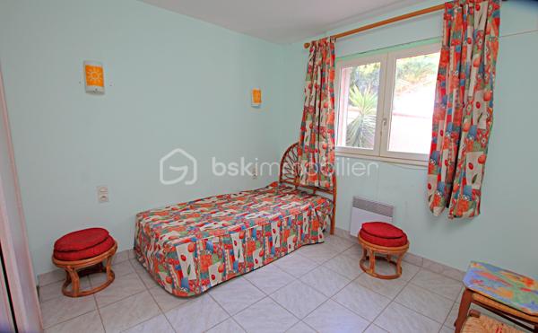 EXCLUSIVITÉ : CHARMANTE VILLA 4 FACES - 400M PLAGE - VIE DE PLAIN-PIED POSSIBLE
Découvrez cette magnifique villa 4 faces implantée sur une parcelle de 282 m², offrant un cadre de vie idéal à seulement 400 mètres de la plage ! 
Proche de toutes les commodités, ce bien combine confort et emplacement privilégié.
Caractéristiques Principales
• Surface habitable : 79 m².
• Parcelle : 282 m².
• Stationnement : Emplacement privatif sur la parcelle.
Agencement et Confort
La villa est conçue pour la fonctionnalité et la flexibilité, permettant une vie de plain-pied :
Au Rez-de-Chaussée :
• Lumineux séjour-salon avec cuisine ouverte, favorisant la convivialité.
• Buanderie pratique.
• Deux chambres confortables, chacune équipée d'espaces de rangement.
• Salle d'eau et WC séparé.
À l'Étage :
• Une troisième chambre.
• Un bureau (parfait pour le télétravail ou un espace loisir) 6m².
• Salle de bain et WC séparé.
Espaces Extérieurs
Profitez de l'extérieur avec deux belles terrasses :
• Une terrasse orientée SUD, idéale pour les bains de soleil.
• Une seconde terrasse orientée EST, ombragée, parfaite pour les repas d'été.
Localisation idéale pour une résidence principale, secondaire ou un investissement locatif.
Contactez-moi rapidement pour organiser une visite !
Votre êtes curieux de connaître la valeur de votre bien ? Suivez le lien -> https://tinyurl.com/RoussetV 
📞 Contactez-moi : Valérie ROUSSET (EI) 06.95.28.55.31 – Agent commercial BSK Immobilier Immatriculée au RSAC de PERPIGNAN sous le n° 83849520800012.
Prix du bien : 285 000,00 €
Les honoraires d'agence sont à la charge du vendeur.

A propos des performances énergétiques :
Date de réalisation du diagnostic énergétique : 14/01/2026
Score DPE : 141 kWhEP/m²/an
Score GES : 5 kgepCO2/m²/an
Montant estimé des dépenses annuelles d'énergie pour un usage standard : entre 1070.00 € et 1500.00 € par an. Prix moyens des énergies indexés sur l'année 2021 (abonnements compris).

Les informations sur les risques auxquels ce bien est exposé sont disponibles sur le site Géorisques : www.georisques.gouv.fr