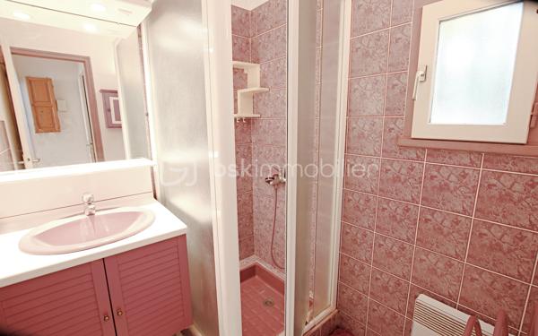 EXCLUSIVITÉ : CHARMANTE VILLA 4 FACES - 400M PLAGE - VIE DE PLAIN-PIED POSSIBLE
Découvrez cette magnifique villa 4 faces implantée sur une parcelle de 282 m², offrant un cadre de vie idéal à seulement 400 mètres de la plage ! 
Proche de toutes les commodités, ce bien combine confort et emplacement privilégié.
Caractéristiques Principales
• Surface habitable : 79 m².
• Parcelle : 282 m².
• Stationnement : Emplacement privatif sur la parcelle.
Agencement et Confort
La villa est conçue pour la fonctionnalité et la flexibilité, permettant une vie de plain-pied :
Au Rez-de-Chaussée :
• Lumineux séjour-salon avec cuisine ouverte, favorisant la convivialité.
• Buanderie pratique.
• Deux chambres confortables, chacune équipée d'espaces de rangement.
• Salle d'eau et WC séparé.
À l'Étage :
• Une troisième chambre.
• Un bureau (parfait pour le télétravail ou un espace loisir) 6m².
• Salle de bain et WC séparé.
Espaces Extérieurs
Profitez de l'extérieur avec deux belles terrasses :
• Une terrasse orientée SUD, idéale pour les bains de soleil.
• Une seconde terrasse orientée EST, ombragée, parfaite pour les repas d'été.
Localisation idéale pour une résidence principale, secondaire ou un investissement locatif.
Contactez-moi rapidement pour organiser une visite !
Votre êtes curieux de connaître la valeur de votre bien ? Suivez le lien -> https://tinyurl.com/RoussetV 
📞 Contactez-moi : Valérie ROUSSET (EI) 06.95.28.55.31 – Agent commercial BSK Immobilier Immatriculée au RSAC de PERPIGNAN sous le n° 83849520800012.
Prix du bien : 285 000,00 €
Les honoraires d'agence sont à la charge du vendeur.

A propos des performances énergétiques :
Date de réalisation du diagnostic énergétique : 14/01/2026
Score DPE : 141 kWhEP/m²/an
Score GES : 5 kgepCO2/m²/an
Montant estimé des dépenses annuelles d'énergie pour un usage standard : entre 1070.00 € et 1500.00 € par an. Prix moyens des énergies indexés sur l'année 2021 (abonnements compris).

Les informations sur les risques auxquels ce bien est exposé sont disponibles sur le site Géorisques : www.georisques.gouv.fr
