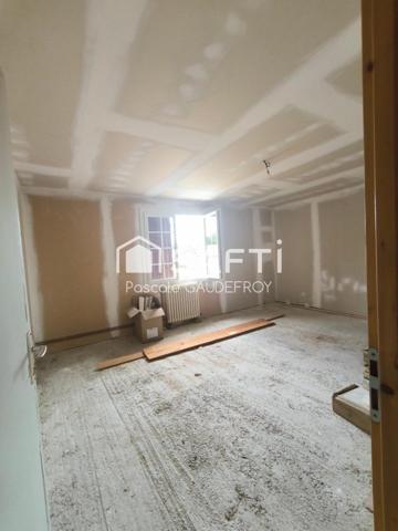 Maison familiale avec beaux volumes et hangar de plus de 160 m² – Chérac, entre Cognac et Chaniers