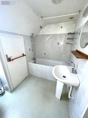 Maison à vendre à Saint-Chély-d'Apcher en Lozère (48200), ref : 48032-223