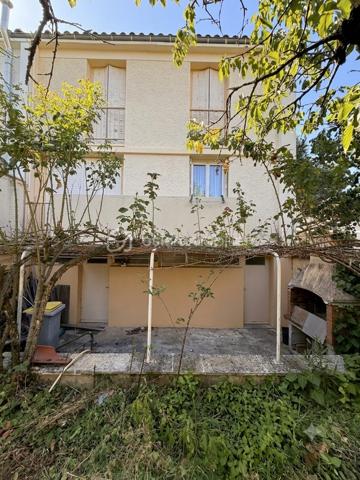 A vendre, secteur Lameilhé proche centre ville de Castres, maison mitoyenne d'un côté avec terrasse, balcon et jardin sur parcelle d'environ 250m².
Au rez-de-chaussée : garage, buanderie avec accès terrasse et jardin clôturé
A l'étage : pièce de vie de 25m², cuisine indépendante avec balcon, WC
Au 2nd étage : trois chambres entre 10 et 13m², une salle de bain avec WC
Combles isolés, menuiseries double vitrage, rénovation électrique et chaudière gaz récentes.
Un rafraichissement est à prévoir.
idéal petit budget, premier achat ou investissement.
Plus de renseignements ou visites par téléphone.