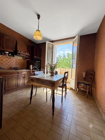 A vendre, secteur Lameilhé proche centre ville de Castres, maison mitoyenne d'un côté avec terrasse, balcon et jardin sur parcelle d'environ 250m².
Au rez-de-chaussée : garage, buanderie avec accès terrasse et jardin clôturé
A l'étage : pièce de vie de 25m², cuisine indépendante avec balcon, WC
Au 2nd étage : trois chambres entre 10 et 13m², une salle de bain avec WC
Combles isolés, menuiseries double vitrage, rénovation électrique et chaudière gaz récentes.
Un rafraichissement est à prévoir.
idéal petit budget, premier achat ou investissement.
Plus de renseignements ou visites par téléphone.