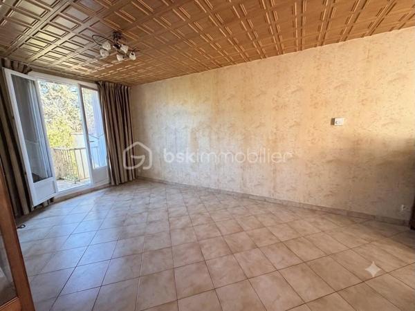 A vendre, secteur Lameilhé proche centre ville de Castres, maison mitoyenne d'un côté avec terrasse, balcon et jardin sur parcelle d'environ 250m².
Au rez-de-chaussée : garage, buanderie avec accès terrasse et jardin clôturé
A l'étage : pièce de vie de 25m², cuisine indépendante avec balcon, WC
Au 2nd étage : trois chambres entre 10 et 13m², une salle de bain avec WC
Combles isolés, menuiseries double vitrage, rénovation électrique et chaudière gaz récentes.
Un rafraichissement est à prévoir.
idéal petit budget, premier achat ou investissement.
Plus de renseignements ou visites par téléphone.