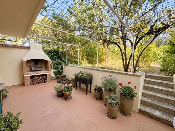 A vendre, secteur Lameilhé proche centre ville de Castres, maison mitoyenne d'un côté avec terrasse, balcon et jardin sur parcelle d'environ 250m².
Au rez-de-chaussée : garage, buanderie avec accès terrasse et jardin clôturé
A l'étage : pièce de vie de 25m², cuisine indépendante avec balcon, WC
Au 2nd étage : trois chambres entre 10 et 13m², une salle de bain avec WC
Combles isolés, menuiseries double vitrage, rénovation électrique et chaudière gaz récentes.
Un rafraichissement est à prévoir.
idéal petit budget, premier achat ou investissement.
Plus de renseignements ou visites par téléphone.