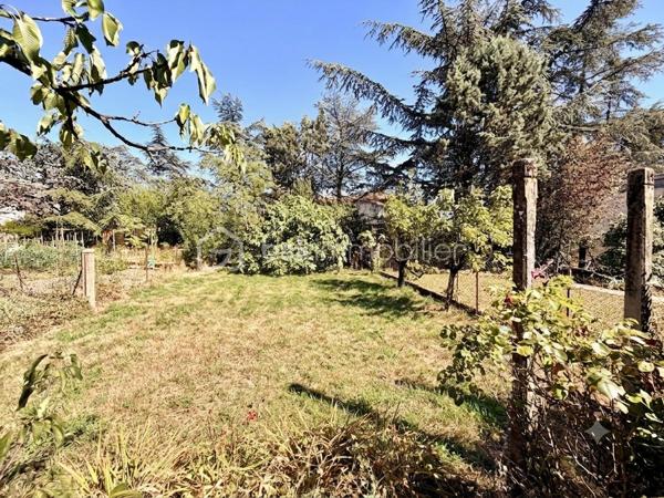A vendre, secteur Lameilhé proche centre ville de Castres, maison mitoyenne d'un côté avec terrasse, balcon et jardin sur parcelle d'environ 250m².
Au rez-de-chaussée : garage, buanderie avec accès terrasse et jardin clôturé
A l'étage : pièce de vie de 25m², cuisine indépendante avec balcon, WC
Au 2nd étage : trois chambres entre 10 et 13m², une salle de bain avec WC
Combles isolés, menuiseries double vitrage, rénovation électrique et chaudière gaz récentes.
Un rafraichissement est à prévoir.
idéal petit budget, premier achat ou investissement.
Plus de renseignements ou visites par téléphone.