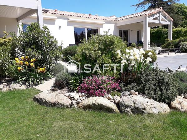 Maison moderne 131 m² avec piscine et terrasse.