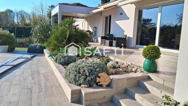 Maison moderne 131 m² avec piscine et terrasse.