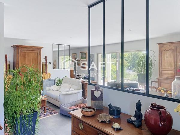 Maison moderne 131 m² avec piscine et terrasse.