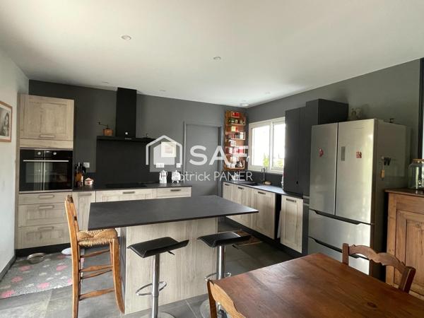 Maison moderne 131 m² avec piscine et terrasse.