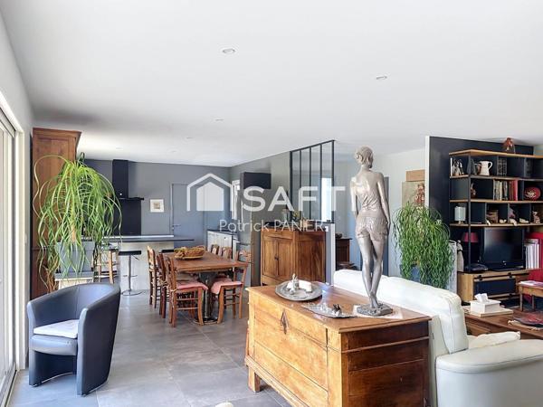 Maison moderne 131 m² avec piscine et terrasse.