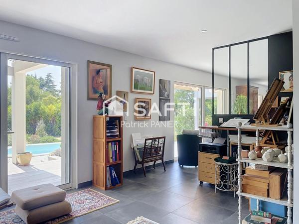 Maison moderne 131 m² avec piscine et terrasse.