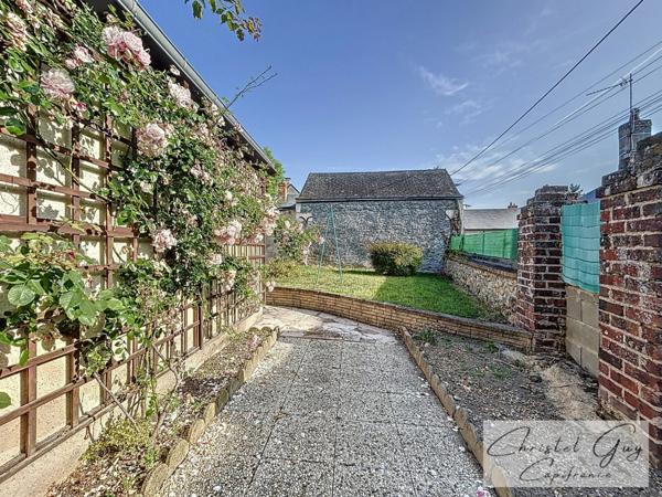 MONTVAL SUR LOIR (72500)centre ville, maison plain-pied à vendre T4 avec garage sur parcelle de 315 m²