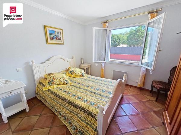 VILLA DE PLAIN PIED D'environ162 m2 avec PISCINE ET TERRAIN PLAT ET CLOS