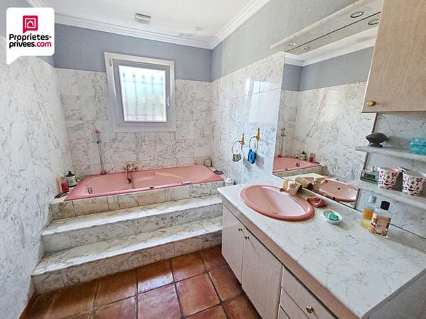 VILLA DE PLAIN PIED D'environ162 m2 avec PISCINE ET TERRAIN PLAT ET CLOS