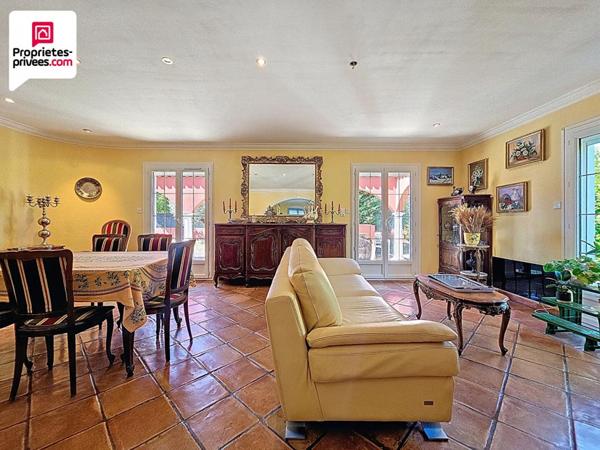 VILLA DE PLAIN PIED D'environ162 m2 avec PISCINE ET TERRAIN PLAT ET CLOS