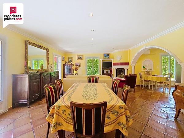 VILLA DE PLAIN PIED D'environ162 m2 avec PISCINE ET TERRAIN PLAT ET CLOS