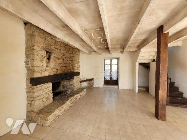 Située sur la commune de Pleurtuit, proche des commerces et des transports, cette maison de 5 p...