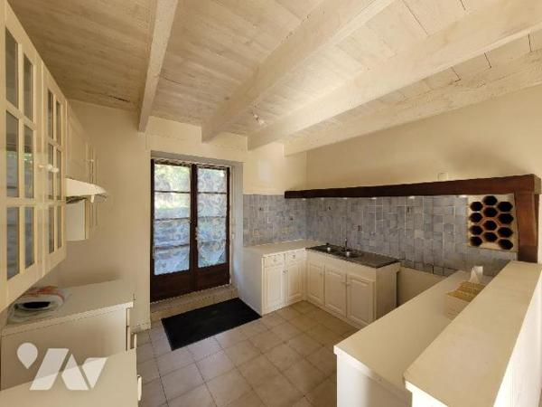 Située sur la commune de Pleurtuit, proche des commerces et des transports, cette maison de 5 p...