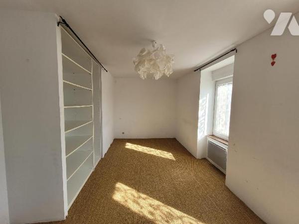 Située sur la commune de Pleurtuit, proche des commerces et des transports, cette maison de 5 p...