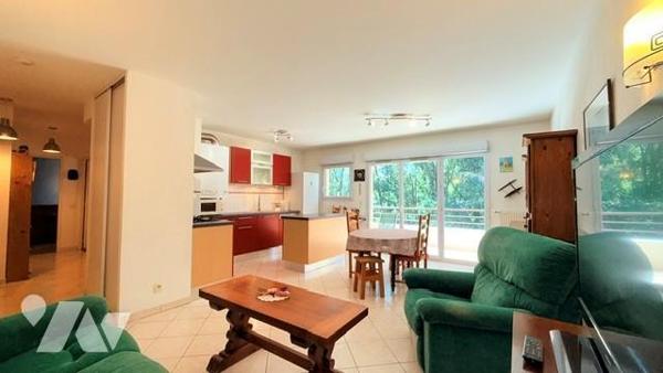 Appartement T3, cave et garage.