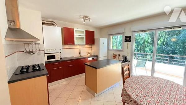 Appartement T3, cave et garage.