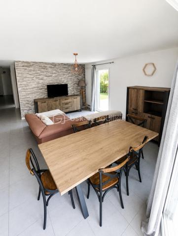 Découvrez ce superbe appartement T4 de 82 m² situé à Bonneville, dans une résidence récente de 2020, moderne, calme et parfaitement entretenue.

Dès l’entrée, vous serez séduits par une belle pièce de vie lumineuse ouverte sur une magnifique terrasse de 22 m², véritable prolongement du salon pour profiter pleinement des beaux jours, des repas en extérieur ou de moments de détente en toute tranquillité.

La cuisine ouverte, moderne et fonctionnelle, apporte convivialité et confort au quotidien.

L’espace nuit se compose de trois chambres avec rangements intégrés, idéales pour une famille, un espace télétravail ou une chambre d’amis, ainsi qu’une salle de bains et un WC indépendant.

L’appartement offre un cadre de vie particulièrement agréable grâce à son emplacement recherché : commerces, écoles, transports et centre-ville accessibles rapidement.

Les + du bien :
✔ Résidence récente de 2020
✔ Terrasse de 22 m²
✔ Appartement lumineux et fonctionnel
✔ Garage fermé sécurisé
✔ Cave
✔ Ascenseur et accès PMR
✔ Aucun travaux à prévoir

Un bien rare sur le secteur, idéal pour ceux qui recherchent un appartement moderne, pratique et prêt à vivre.

Pour plus d’informations ou organiser une visite, contactez Mouna Guiga.