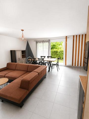 Découvrez ce superbe appartement T4 de 82 m² situé à Bonneville, dans une résidence récente de 2020, moderne, calme et parfaitement entretenue.

Dès l’entrée, vous serez séduits par une belle pièce de vie lumineuse ouverte sur une magnifique terrasse de 22 m², véritable prolongement du salon pour profiter pleinement des beaux jours, des repas en extérieur ou de moments de détente en toute tranquillité.

La cuisine ouverte, moderne et fonctionnelle, apporte convivialité et confort au quotidien.

L’espace nuit se compose de trois chambres avec rangements intégrés, idéales pour une famille, un espace télétravail ou une chambre d’amis, ainsi qu’une salle de bains et un WC indépendant.

L’appartement offre un cadre de vie particulièrement agréable grâce à son emplacement recherché : commerces, écoles, transports et centre-ville accessibles rapidement.

Les + du bien :
✔ Résidence récente de 2020
✔ Terrasse de 22 m²
✔ Appartement lumineux et fonctionnel
✔ Garage fermé sécurisé
✔ Cave
✔ Ascenseur et accès PMR
✔ Aucun travaux à prévoir

Un bien rare sur le secteur, idéal pour ceux qui recherchent un appartement moderne, pratique et prêt à vivre.

Pour plus d’informations ou organiser une visite, contactez Mouna Guiga.