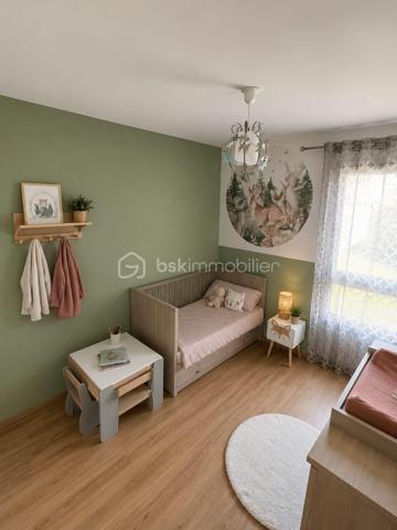 Découvrez ce superbe appartement T4 de 82 m² situé à Bonneville, dans une résidence récente de 2020, moderne, calme et parfaitement entretenue.

Dès l’entrée, vous serez séduits par une belle pièce de vie lumineuse ouverte sur une magnifique terrasse de 22 m², véritable prolongement du salon pour profiter pleinement des beaux jours, des repas en extérieur ou de moments de détente en toute tranquillité.

La cuisine ouverte, moderne et fonctionnelle, apporte convivialité et confort au quotidien.

L’espace nuit se compose de trois chambres avec rangements intégrés, idéales pour une famille, un espace télétravail ou une chambre d’amis, ainsi qu’une salle de bains et un WC indépendant.

L’appartement offre un cadre de vie particulièrement agréable grâce à son emplacement recherché : commerces, écoles, transports et centre-ville accessibles rapidement.

Les + du bien :
✔ Résidence récente de 2020
✔ Terrasse de 22 m²
✔ Appartement lumineux et fonctionnel
✔ Garage fermé sécurisé
✔ Cave
✔ Ascenseur et accès PMR
✔ Aucun travaux à prévoir

Un bien rare sur le secteur, idéal pour ceux qui recherchent un appartement moderne, pratique et prêt à vivre.

Pour plus d’informations ou organiser une visite, contactez Mouna Guiga.
