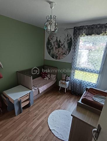 Découvrez ce superbe appartement T4 de 82 m² situé à Bonneville, dans une résidence récente de 2020, moderne, calme et parfaitement entretenue.

Dès l’entrée, vous serez séduits par une belle pièce de vie lumineuse ouverte sur une magnifique terrasse de 22 m², véritable prolongement du salon pour profiter pleinement des beaux jours, des repas en extérieur ou de moments de détente en toute tranquillité.

La cuisine ouverte, moderne et fonctionnelle, apporte convivialité et confort au quotidien.

L’espace nuit se compose de trois chambres avec rangements intégrés, idéales pour une famille, un espace télétravail ou une chambre d’amis, ainsi qu’une salle de bains et un WC indépendant.

L’appartement offre un cadre de vie particulièrement agréable grâce à son emplacement recherché : commerces, écoles, transports et centre-ville accessibles rapidement.

Les + du bien :
✔ Résidence récente de 2020
✔ Terrasse de 22 m²
✔ Appartement lumineux et fonctionnel
✔ Garage fermé sécurisé
✔ Cave
✔ Ascenseur et accès PMR
✔ Aucun travaux à prévoir

Un bien rare sur le secteur, idéal pour ceux qui recherchent un appartement moderne, pratique et prêt à vivre.

Pour plus d’informations ou organiser une visite, contactez Mouna Guiga.