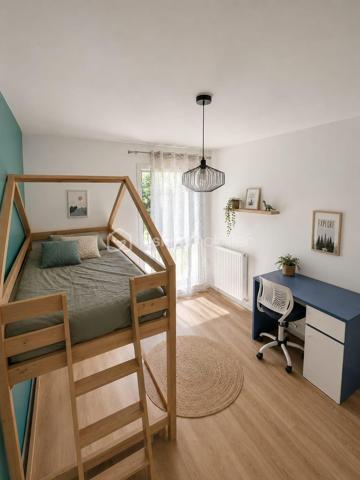 Découvrez ce superbe appartement T4 de 82 m² situé à Bonneville, dans une résidence récente de 2020, moderne, calme et parfaitement entretenue.

Dès l’entrée, vous serez séduits par une belle pièce de vie lumineuse ouverte sur une magnifique terrasse de 22 m², véritable prolongement du salon pour profiter pleinement des beaux jours, des repas en extérieur ou de moments de détente en toute tranquillité.

La cuisine ouverte, moderne et fonctionnelle, apporte convivialité et confort au quotidien.

L’espace nuit se compose de trois chambres avec rangements intégrés, idéales pour une famille, un espace télétravail ou une chambre d’amis, ainsi qu’une salle de bains et un WC indépendant.

L’appartement offre un cadre de vie particulièrement agréable grâce à son emplacement recherché : commerces, écoles, transports et centre-ville accessibles rapidement.

Les + du bien :
✔ Résidence récente de 2020
✔ Terrasse de 22 m²
✔ Appartement lumineux et fonctionnel
✔ Garage fermé sécurisé
✔ Cave
✔ Ascenseur et accès PMR
✔ Aucun travaux à prévoir

Un bien rare sur le secteur, idéal pour ceux qui recherchent un appartement moderne, pratique et prêt à vivre.

Pour plus d’informations ou organiser une visite, contactez Mouna Guiga.