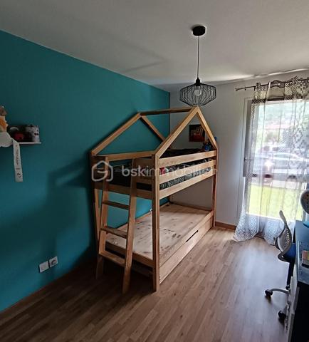 Découvrez ce superbe appartement T4 de 82 m² situé à Bonneville, dans une résidence récente de 2020, moderne, calme et parfaitement entretenue.

Dès l’entrée, vous serez séduits par une belle pièce de vie lumineuse ouverte sur une magnifique terrasse de 22 m², véritable prolongement du salon pour profiter pleinement des beaux jours, des repas en extérieur ou de moments de détente en toute tranquillité.

La cuisine ouverte, moderne et fonctionnelle, apporte convivialité et confort au quotidien.

L’espace nuit se compose de trois chambres avec rangements intégrés, idéales pour une famille, un espace télétravail ou une chambre d’amis, ainsi qu’une salle de bains et un WC indépendant.

L’appartement offre un cadre de vie particulièrement agréable grâce à son emplacement recherché : commerces, écoles, transports et centre-ville accessibles rapidement.

Les + du bien :
✔ Résidence récente de 2020
✔ Terrasse de 22 m²
✔ Appartement lumineux et fonctionnel
✔ Garage fermé sécurisé
✔ Cave
✔ Ascenseur et accès PMR
✔ Aucun travaux à prévoir

Un bien rare sur le secteur, idéal pour ceux qui recherchent un appartement moderne, pratique et prêt à vivre.

Pour plus d’informations ou organiser une visite, contactez Mouna Guiga.