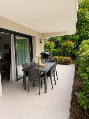 Découvrez ce superbe appartement T4 de 82 m² situé à Bonneville, dans une résidence récente de 2020, moderne, calme et parfaitement entretenue.

Dès l’entrée, vous serez séduits par une belle pièce de vie lumineuse ouverte sur une magnifique terrasse de 22 m², véritable prolongement du salon pour profiter pleinement des beaux jours, des repas en extérieur ou de moments de détente en toute tranquillité.

La cuisine ouverte, moderne et fonctionnelle, apporte convivialité et confort au quotidien.

L’espace nuit se compose de trois chambres avec rangements intégrés, idéales pour une famille, un espace télétravail ou une chambre d’amis, ainsi qu’une salle de bains et un WC indépendant.

L’appartement offre un cadre de vie particulièrement agréable grâce à son emplacement recherché : commerces, écoles, transports et centre-ville accessibles rapidement.

Les + du bien :
✔ Résidence récente de 2020
✔ Terrasse de 22 m²
✔ Appartement lumineux et fonctionnel
✔ Garage fermé sécurisé
✔ Cave
✔ Ascenseur et accès PMR
✔ Aucun travaux à prévoir

Un bien rare sur le secteur, idéal pour ceux qui recherchent un appartement moderne, pratique et prêt à vivre.

Pour plus d’informations ou organiser une visite, contactez Mouna Guiga.