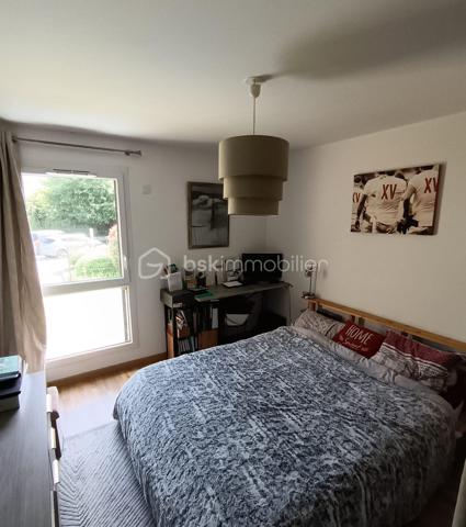 Découvrez ce superbe appartement T4 de 82 m² situé à Bonneville, dans une résidence récente de 2020, moderne, calme et parfaitement entretenue.

Dès l’entrée, vous serez séduits par une belle pièce de vie lumineuse ouverte sur une magnifique terrasse de 22 m², véritable prolongement du salon pour profiter pleinement des beaux jours, des repas en extérieur ou de moments de détente en toute tranquillité.

La cuisine ouverte, moderne et fonctionnelle, apporte convivialité et confort au quotidien.

L’espace nuit se compose de trois chambres avec rangements intégrés, idéales pour une famille, un espace télétravail ou une chambre d’amis, ainsi qu’une salle de bains et un WC indépendant.

L’appartement offre un cadre de vie particulièrement agréable grâce à son emplacement recherché : commerces, écoles, transports et centre-ville accessibles rapidement.

Les + du bien :
✔ Résidence récente de 2020
✔ Terrasse de 22 m²
✔ Appartement lumineux et fonctionnel
✔ Garage fermé sécurisé
✔ Cave
✔ Ascenseur et accès PMR
✔ Aucun travaux à prévoir

Un bien rare sur le secteur, idéal pour ceux qui recherchent un appartement moderne, pratique et prêt à vivre.

Pour plus d’informations ou organiser une visite, contactez Mouna Guiga.