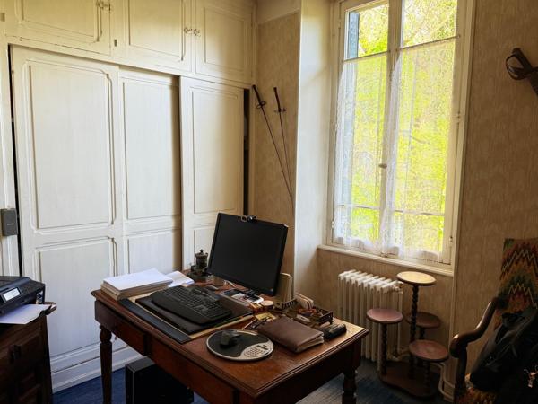 Maison de 115 m2, 3 ch, garage, dependance et terrain.