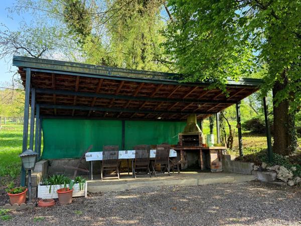 Maison de 115 m2, 3 ch, garage, dependance et terrain.