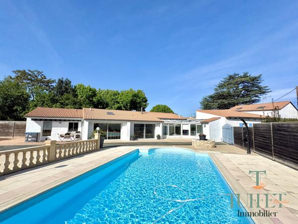 VASTE MAISON AVEC GARAGE + PISCINE + GRAND JARDIN