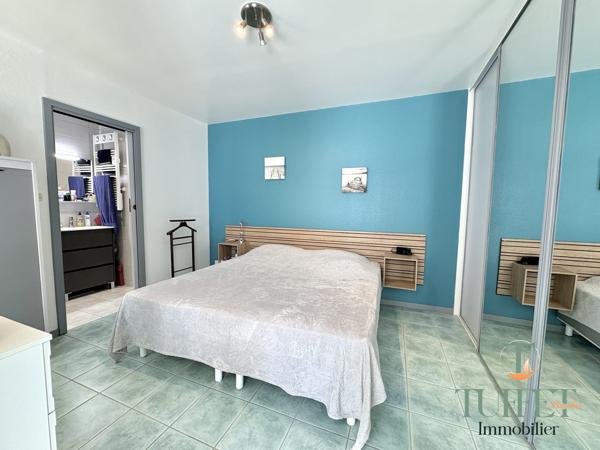 VASTE MAISON AVEC GARAGE + PISCINE + GRAND JARDIN